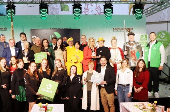 Kirstin Knufmann zwischen den anderen Ausstellern