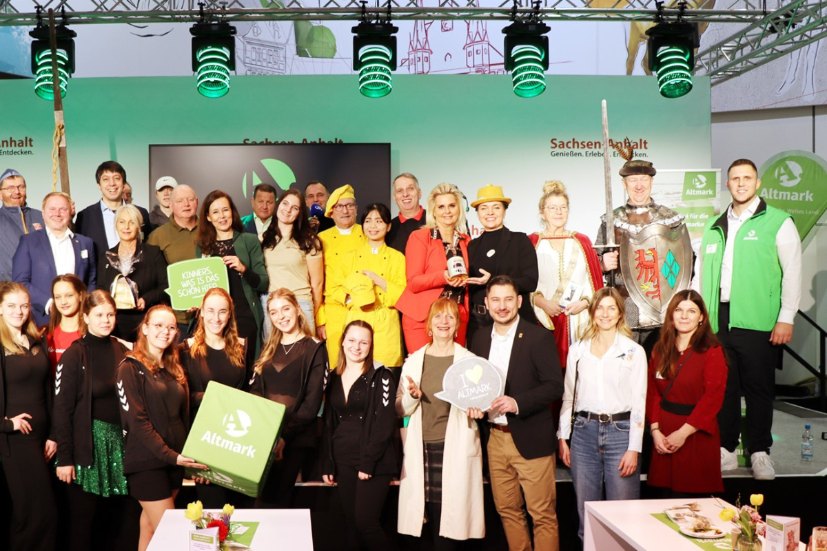 Kirstin Knufmann zwischen den anderen Ausstellern