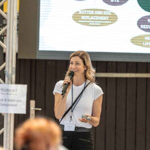 Kirstin Knufmann mit Mikro in der Hand und spricht zum Publikum
