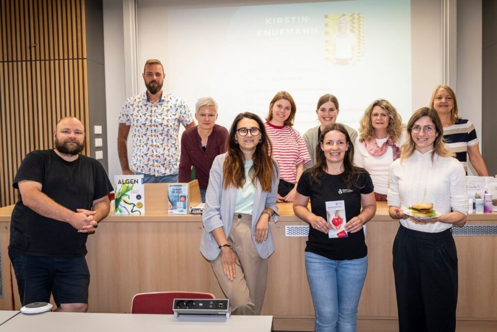 Kirstin mit 9 weiteren Teilnehmern der Food Party