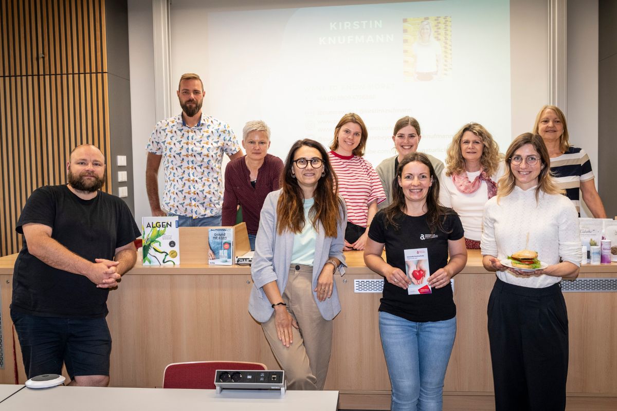Kirstin mit 9 weiteren Teilnehmern der Food Party