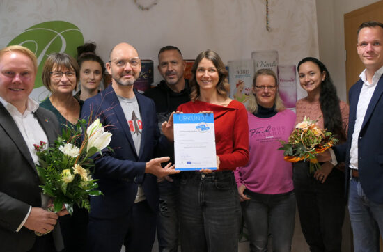 Urkundenübergabe "Mitarbeiterorientiertes Unternehmen"